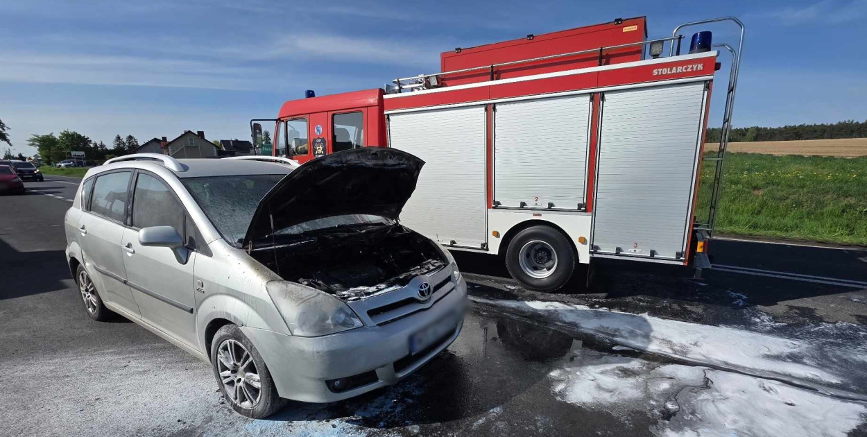 Myślał, że "zagotowała się woda", a jego auto stało w ogniu. Zareagowali inni...