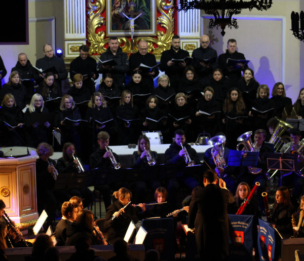 Orkiestra i chór połączyły siły... Widowiskowy koncert w kościele-54165