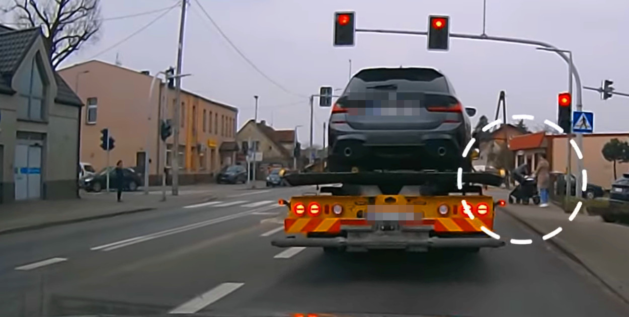 Foto: Na zdjęciu widać pieszego oczekującego na przejściu w Kotlinie. Fot. Zrzut ekranu / wideo / FB bandyci drogowi