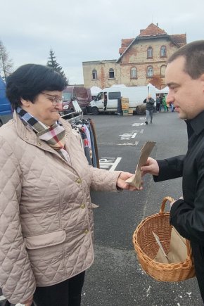 Burmistrz rozdawał cebulki kwiatów na targowisku-10063
