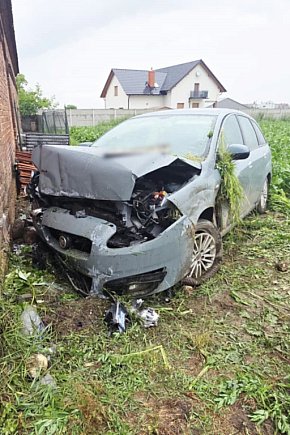 Auto uderzyło w mur na trasie Strzelce Wielkie - Lipie-13307