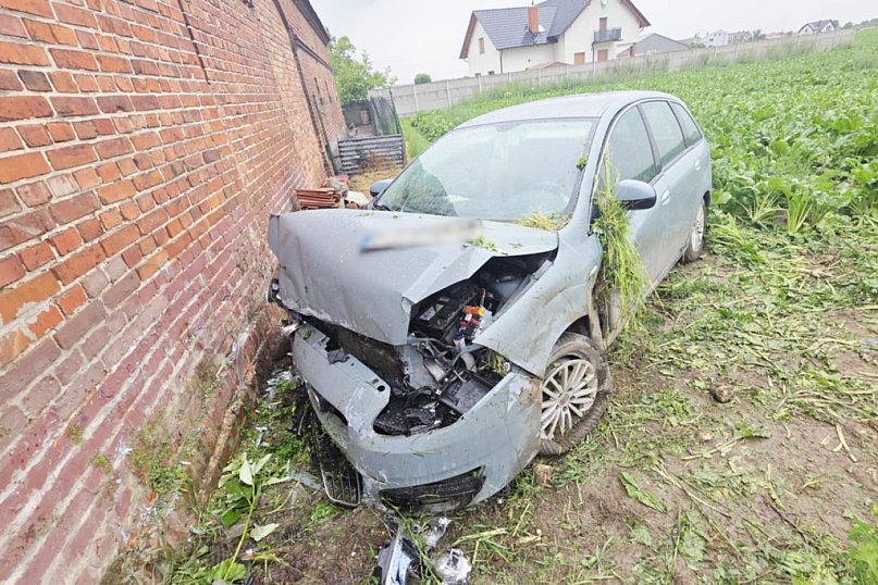 Auto uderzyło w mur na trasie Strzelce Wielkie - Lipie