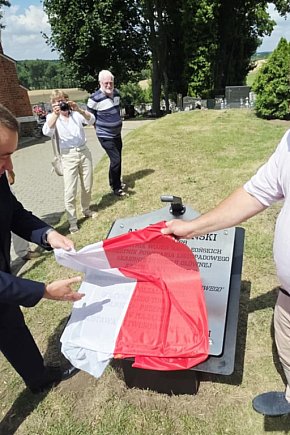 Odsłonięcie tablicy na starogostyńskim cmentarzu-13319
