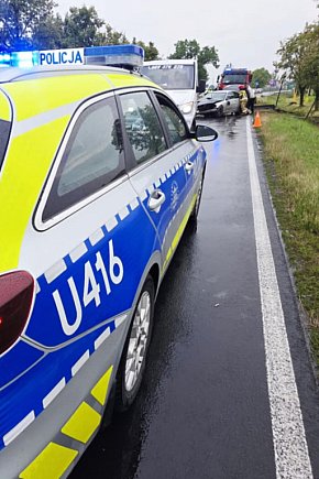 BMW w rowie na wjeździe do Krobi-13323