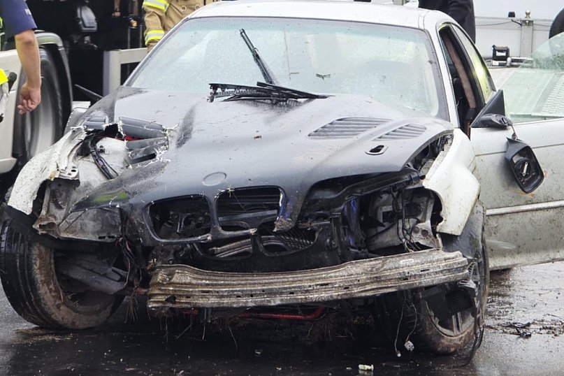 BMW w rowie na wjeździe do Krobi