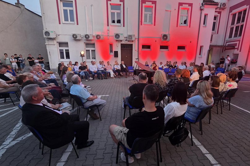 Koncert na dziedzińcu ratusza w Gostyniu