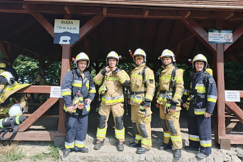 Strażacy OSP Gostyń weszli na Ślężę w szczytnym celu