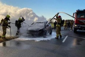 Nieoznakowany radiowóz spłonął dziś rano na DW434! Policjanci w pośpiechu...-58879