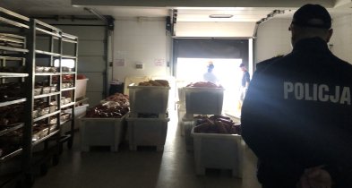 Policja użyła siły! Aż 26 ton nielegalnego mięsa trafiło do utylizacji w Krobi. -59408