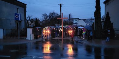 Mimo deszczowej pogody, kilkuset wiernych wzięło udział w procesji...-59511