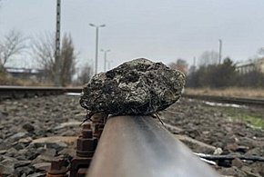 Położył kamień na torach, a odłamek uderzył w szybę. Żart mógł doprowadzić...-63529