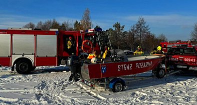 Pod mężczyzną załamał się lód. Strażacy wyłowili jego zwłoki ze stawu-63718