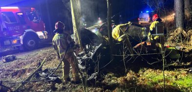 Nie żyje dwóch nastolatków! Samochód którym jechali uderzył w drzewo-66808