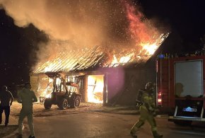 Potężny pożar stodoły. W akcji gaśniczej brali udział strażacy z dwóch powiatów-67387