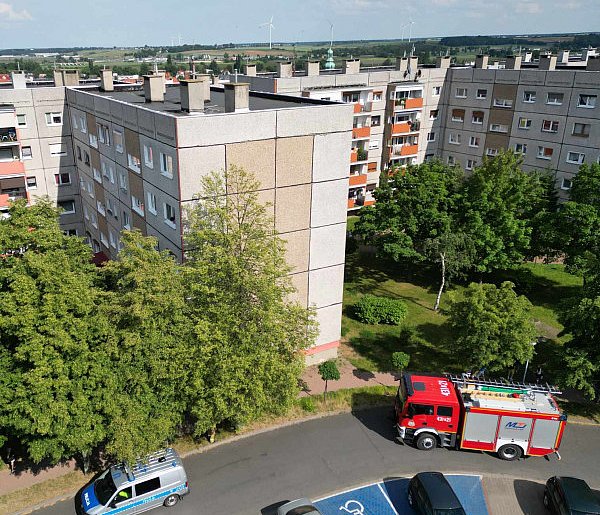 Smutny finał akcji ratunkowej na osiedlu w Gostyniu. Kobieta zmarła na balkonie-68372