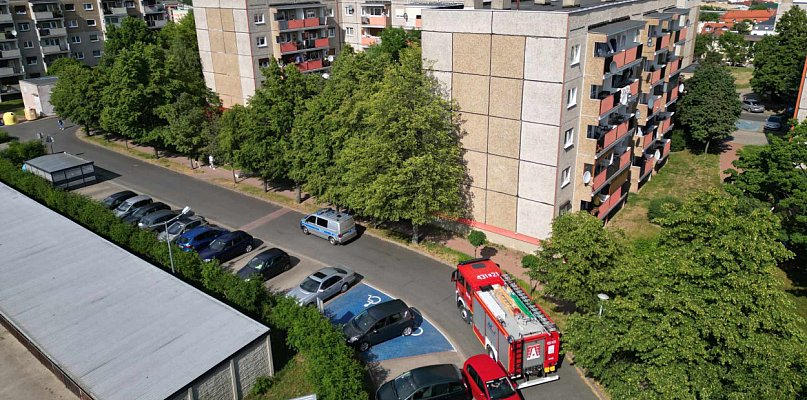 Smutny finał akcji ratunkowej na osiedlu w Gostyniu. Kobieta zmarła na balkonie - 68372