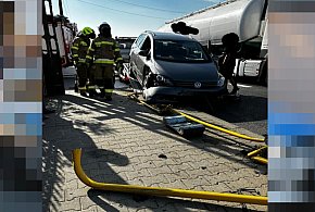 Zderzenie na krajowej "dwunastce". Auto skasowało przydrożne barierki...-71745