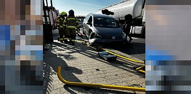 Zderzenie na krajowej "dwunastce". Auto skasowało przydrożne barierki...-71745