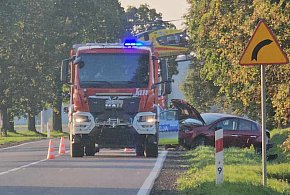 Dachowanie tuż za zakrętem. Rannego kierowcę z wraku wyciągali świadkowie-72184