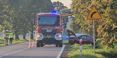 Dachowanie tuż za zakrętem. Rannego kierowcę z wraku wyciągali świadkowie-72184