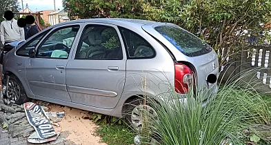 Uderzył w płot, wjechał na podwórko i zatrzymał się na ścianie budynku-73010