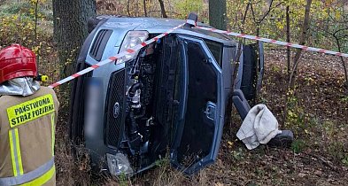 Wypadek pod Kąkolewem. Auto wypadło z drogi. Wezwano karetkę-73822