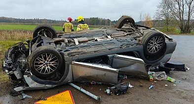 Samochód  wypadł z drogi i dachował. Kierowca miał ponad 2 promile...-73985