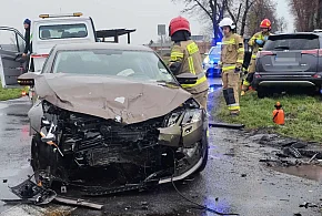 Wyjechała z drogi podporządkowanej. Skutki są opłakane, auta zniszczone...-74065