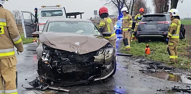 Wyjechała z drogi podporządkowanej. Skutki są opłakane, auta zniszczone...-74065