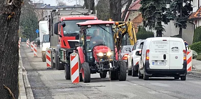 Ulica pozostanie "rozkopana" na dłużej. Pachołki zostają. Pogoda pokrzyżowała...-74089