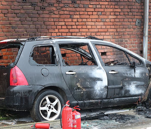 Jechał pijany, uderzył w stodołę. Auto spłonęło, budynek też. Ludzie uratowali...-74243