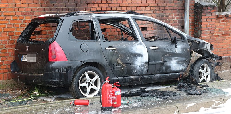 Jechał pijany, uderzył w stodołę. Auto spłonęło, budynek też. Ludzie uratowali... - 74243