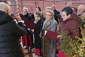 Podtrzymują piękną tradycję. Pojawili się jak co roku, a msza nabrała innego...-75581