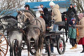 Kolędowali na bryczkach. Śpiewali i składali życzenia gospodarzom...-75583