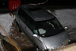 Pierwszy wypadek na trasie budowanej obwodnicy. Auto wpadło do głębokiego...-75774