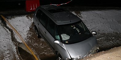 Pierwszy wypadek na trasie budowanej obwodnicy. Auto wpadło do głębokiego...-75774