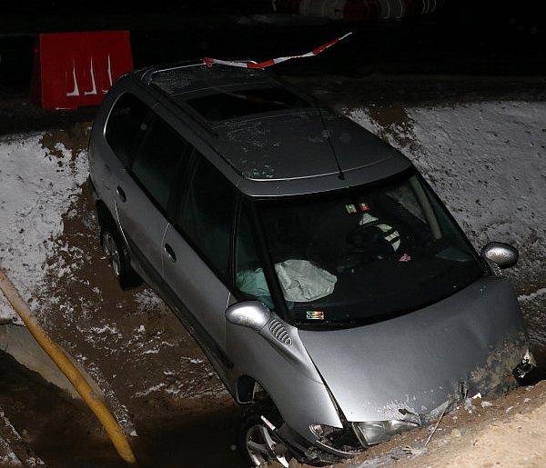 Pierwszy wypadek na trasie budowanej obwodnicy. Auto wpadło do głębokiego...-75774