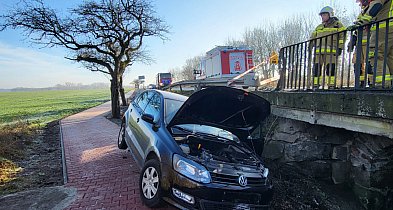 Wypadł z drogi, wprost na chodnik. Do szpitala trafiła jedna osoba-75972