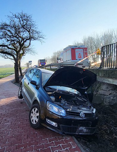 Wypadł z drogi, wprost na chodnik. Do szpitala trafiła jedna osoba-75972