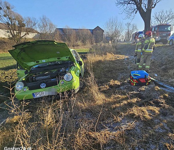 Chwile grozy za zakrętem. Samochód prawdopodobnie wpadł w poślizg...-75968