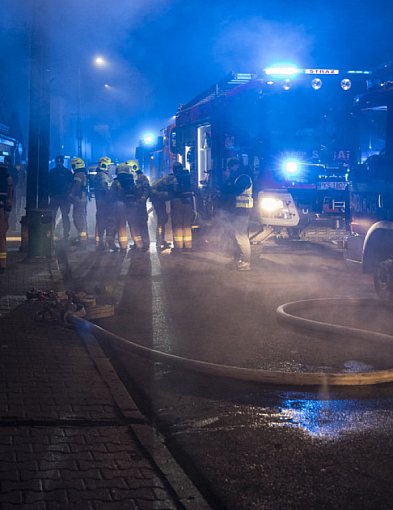 Cały parter był zajęty ogniem. W akcji kilka zastępów strażaków-75997