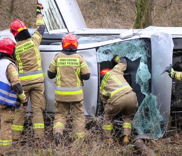 Wypadła z drogi, uderzyła w drzewo, dachowała. Z pomocą ruszyli świadkowie-76032