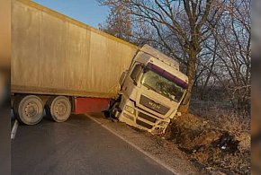 Ciężarówka blokuje drogę wojewódzką. Utrudnienia mogą potrwać kilka godzin-76070