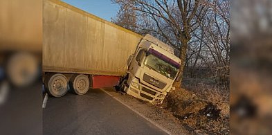 Ciężarówka blokuje drogę wojewódzką. Utrudnienia mogą potrwać kilka godzin-76070