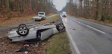 BMW wypadło z drogi i dachowało. W środku były dwie osoby...-76182