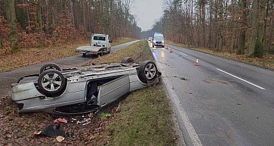 BMW wypadło z drogi i dachowało. W środku były dwie osoby...-76182