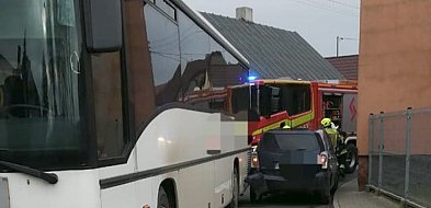 "Przytarli się" na wąskiej drodze! Autobus z uczniami zderzył się z Toyotą-76542