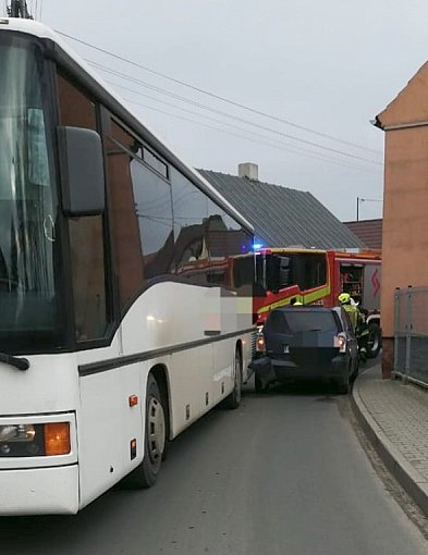 "Przytarli się" na wąskiej drodze! Autobus z uczniami zderzył się z Toyotą-76542