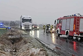 Wszystko przez błąd kierowcy Forda... Nieostrożny manewr i kosztowna kara!-77528