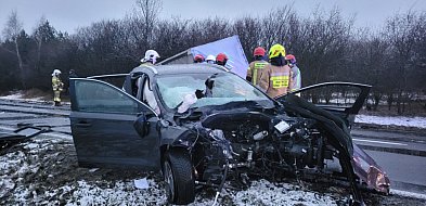 Zderzenie było potężne. Silnik wypadł z auta. Ciężko ranny kierowca...-77525